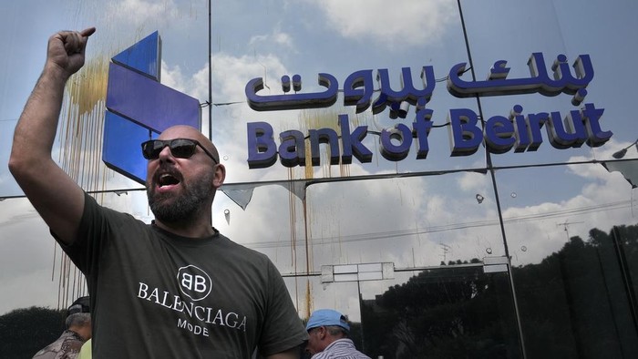Nasabah Bank di Lebanon Ngamuk! Minta Uang Dikembalikan