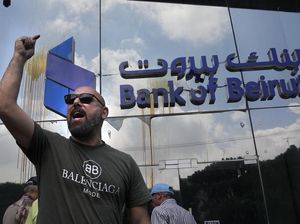 Nasabah Bank di Lebanon Ngamuk! Minta Uang Dikembalikan