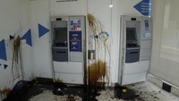 Kabin ATM berlumuran dengan bahan bakar solar setelah dirusak oleh deposan yang marah yang menyerang Bank Beirut selama protes menuntut pembebasan simpanan para deposan.