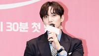 Lee Junho mengungkapkan dirinya sangat nyaman bisa berakting dengan Yoona karena mereka sudah kenal lama. Junho dan Yoona sama-sama idola K-Pop dari generasi kedua dan kerap berpromosi serta sepanggung bersama. (Foto: dok. Netflix)