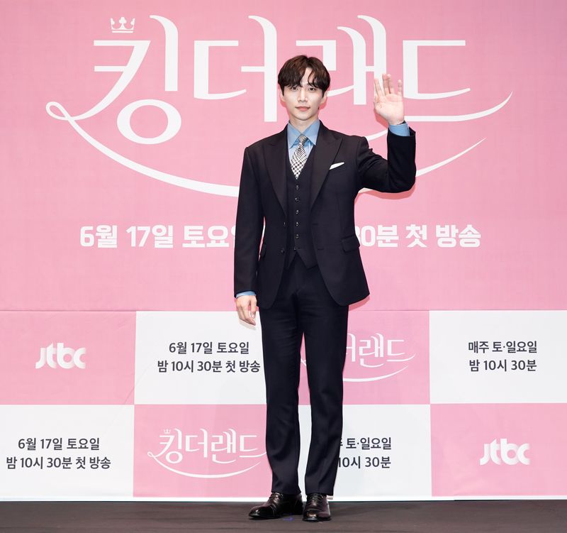 Lee Junho (Junho 2PM) saat menghadiri konferensi pers drama Korea King the Land di Seoul, Kamis (15/6/2023).