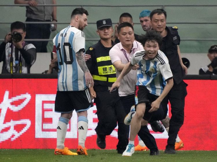 Aksi Gocek Penyusup Lapangan Fans Lionel Messi