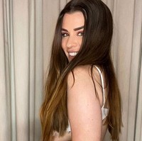 Lucy sendiri mendeskripsikan dirinya sebagai ‘curvy mom’. Di Instagramnya, dia kerap vokal soal body positivity. Foto: dok. Instagram