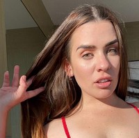 Lucy Banks memilih untuk menjadi pacar bayaran setelah bercerai. Berawal dari kebutuhan mendesak untuk membiayai kebutuhan kedua anaknya, kini Lucy menikmati pekerjaannya. Foto: dok. Instagram