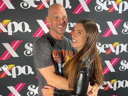 7 Foto Wanita yang Jadi Pacar Bayaran, Berpenghasilan 18 Juta Sehari