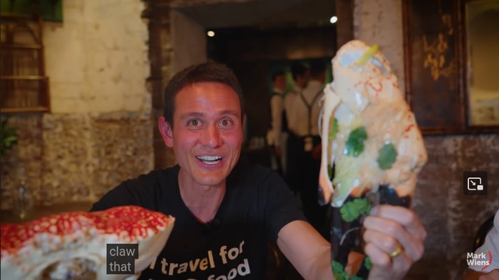 Mark Wiens cicip kepiting raksasa, king crab Tasmania seberat 5 kilogram