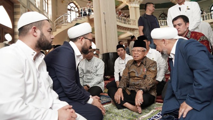 Maruf Amin salat Jumat di Uzbekistan