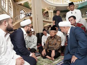 Wapres Maruf Diserbu Warga Lokal Usai Salat Jumat di Uzbekistan