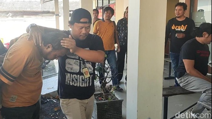Mashuri, tersangka KDRT yang membuat istrinya meninggal sambil peluk bayi di Pati, Jumat (16/6/2023).