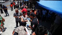 Anggota Departemen Perlindungan Sipil memberikan air dingin kepada warga sekitar saat suhu naik selama gelombang panas luar biasa, di Monterrey, Meksiko, Rabu (14/6/2023).