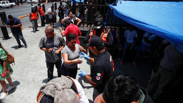 Suhu di Meksiko kini mencapai 43,4 derajat celcius. Warga berburu air dingin ditengah teriknya cuaca panas.