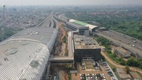 Panjang peron yang dimiliki oleh Stasiun KA Cepat Halim ini dapat melayani 2 rangkaian EMU yang digandengkan.  