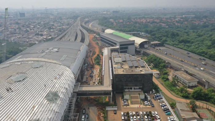 Di stasiun ini terdapat 6 peron, dan menjadi stasiun terbesar yang dimiliki oleh KCJB. Panjang peron yang dimiliki oleh Stasiun KA Cepat Halim ini dapat melayani 2 rangkaian EMU yang digandengkan.