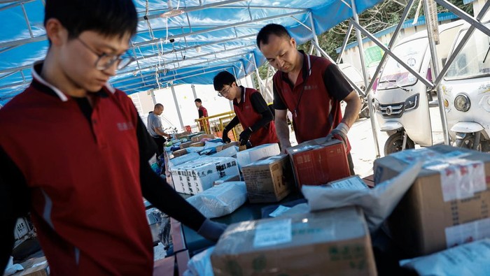 Melihat Kesibukan Gudang Logistik di Beijing Jelang Festival Belanja 618 Perusahaan belanja online akan disibukkan dengan membludaknya pesanan konsumen jelang festival belanja 618. Kesibukanpun sudah terlihat sebelum festival tersebut dimulai.