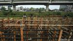 Melihat Pembuatan Kandang Hewan Kurban Jelang Idul Adha