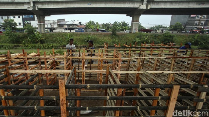Pedagang hewan kurban melakukan berbagai persiapan menjelang Idul Adha 2023. Kadang untuk hewan kurban mulai dibangun, seperti terlihat di kolong Tol Becakayu, Jakarta, Jumat (16/6/2023).