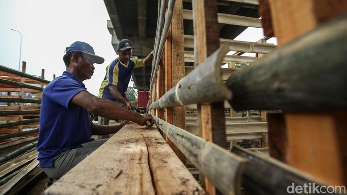 Pedagang hewan kurban melakukan berbagai persiapan menjelang Idul Adha 2023. Kadang untuk hewan kurban mulai dibangun, seperti terlihat di kolong Tol Becakayu, Jakarta, Jumat (16/6/2023).