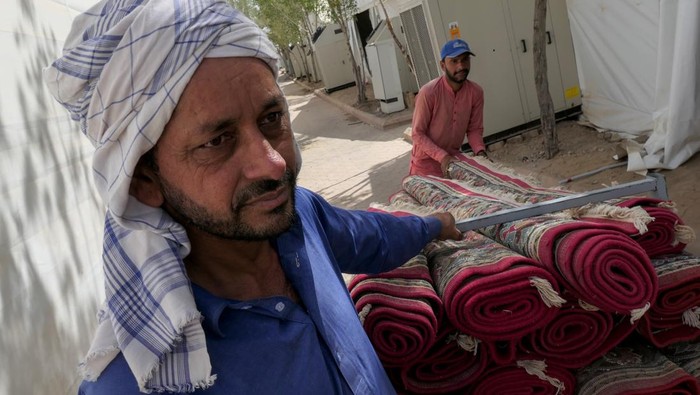 Pekerja melakukan persiapan fasilitas maktab yang akan digunakan jamaah untuk wukuf di Padang Arafah, Arab Saudi, Jumat (16/6/2023). Berbagai fasilitas pendukung dipersiapkan jelang pelaksanan wukuf di Arafah saat puncak haji 1444 H/ 2023 Masehi. ANTARA FOTO/Wahyu Putro A