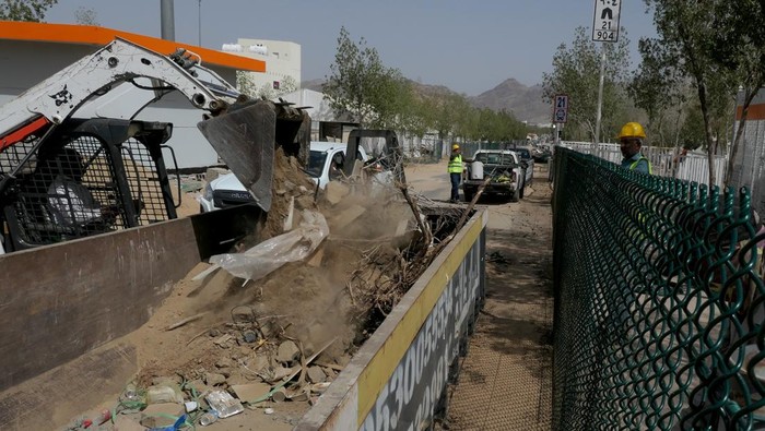 Pekerja melakukan persiapan fasilitas maktab yang akan digunakan jamaah untuk wukuf di Padang Arafah, Arab Saudi, Jumat (16/6/2023). Berbagai fasilitas pendukung dipersiapkan jelang pelaksanan wukuf di Arafah saat puncak haji 1444 H/ 2023 Masehi. ANTARA FOTO/Wahyu Putro A