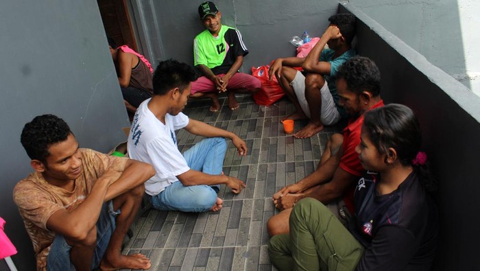 Mengungkap Praktik Perdagangan Orang di Jawa hingga Kalimantan Sejumlah calon Pekerja Migran Indonesia (PMI) ilegal beristirahat di ruangan penampungan BP3MI Kalimantan Barat di Pontianak, Kalimantan Barat, Kamis (15/6/2023). Saat ini BP3MI Kalimantan Barat menampung 74 orang calon PMI ilegal yang merupakan korban Tindak Pidana Perdagangan Orang (TPPO) asal Sulawesi Selatan, Sulawesi Tenggara, NTB, NTT, Jawa Tengah, Jawa Timur dan Lampung di rumah penampungan untuk selanjutnya akan dipulangkan ke daerah asalnya masing-masing. ANTARA FOTO/Jessica Helena Wuysang/nym.
