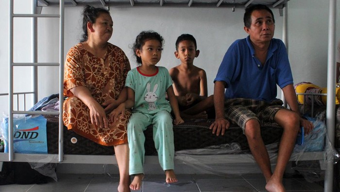 Mengungkap Praktik Perdagangan Orang di Jawa hingga Kalimantan Sepasang calon Pekerja Migran Indonesia (PMI) ilegal bersama anak-anaknya beristirahat di ruangan penampungan BP3MI Kalimantan Barat di Pontianak, Kalimantan Barat, Kamis (15/6/2023). Saat ini BP3MI Kalimantan Barat menampung 74 orang calon PMI ilegal yang merupakan korban Tindak Pidana Perdagangan Orang (TPPO) asal Sulawesi Selatan, Sulawesi Tenggara, NTB, NTT, Jawa Tengah, Jawa Timur dan Lampung di rumah penampungan untuk selanjutnya akan dipulangkan ke daerah asalnya masing-masing. ANTARA FOTO/Jessica Helena Wuysang/nym.