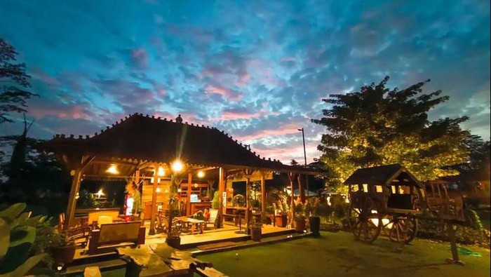 Menikmati senja temaram di Rumah Jawa Kediri