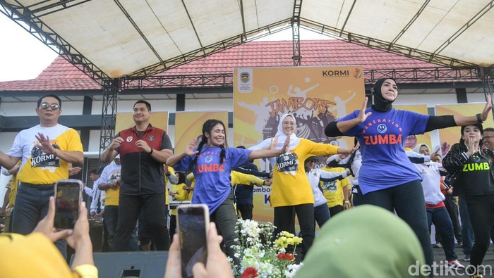 Menpora (rompi merah hitam) saat berolahraga di Purwakarta