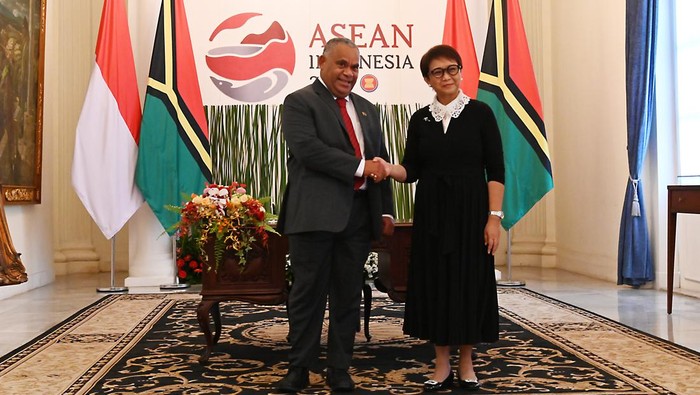 Menteri Luar Negeri RI Retno Marsudi lakukan pertemuan bilateral dengan Menteri Luar Negeri Vanuatu Jotham Napat (dok. Lusinta-Informasi dan Media Kemlu RI)