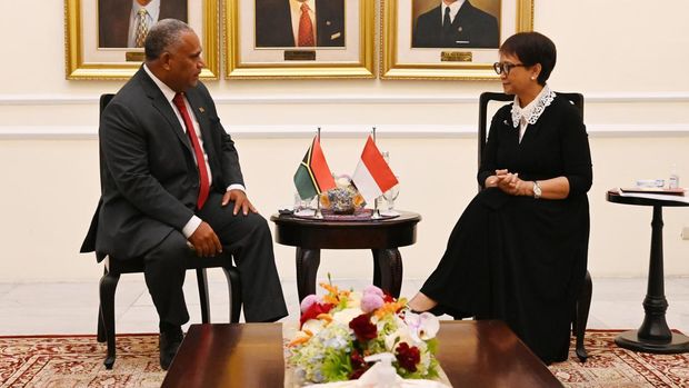 Menteri Luar Negeri RI Retno Marsudi lakukan pertemuan bilateral dengan Menteri Luar Negeri Vanuatu Jotham Napat (dok. Lusinta-Informasi dan Media Kemlu RI)
