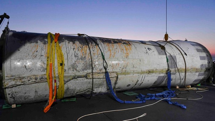 A handout picture shows a part of what is believed to be a space launch vehicle that North Korea said crashed into the sea off the west coast of the divided peninsula, and which the South Korean military had salvaged, at an unidentified location in South Korea, June 15, 2023.   The Defense Ministry/Handout via REUTERS   ATTENTION EDITORS - THIS IMAGE HAS BEEN SUPPLIED BY A THIRD PARTY.     TPX IMAGES OF THE DAY