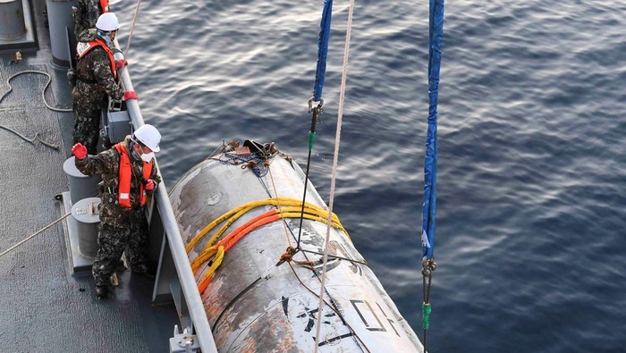Militer Korsel Temukan Bagian Roket yang Digunakan Peluncuran Satelit Korut A handout picture shows a part of what is believed to be a space launch vehicle that North Korea said crashed into the sea off the west coast of the divided peninsula, and which the South Korean military had salvaged, at an unidentified location in South Korea, June 15, 2023. The Defense Ministry/Handout via REUTERS ATTENTION EDITORS - THIS IMAGE HAS BEEN SUPPLIED BY A THIRD PARTY. TPX IMAGES OF THE DAY