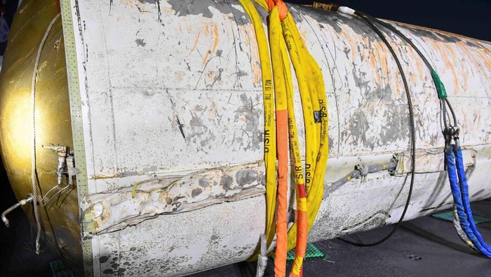 A handout picture shows a part of what is believed to be a space launch vehicle that North Korea said crashed into the sea off the west coast of the divided peninsula, and which the South Korean military had salvaged, at an unidentified location in South Korea, June 15, 2023.   The Defense Ministry/Handout via REUTERS   ATTENTION EDITORS - THIS IMAGE HAS BEEN SUPPLIED BY A THIRD PARTY.     TPX IMAGES OF THE DAY