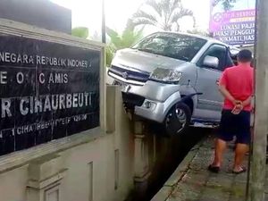 Minibus Nyangkut di Pagar Polsek Cihaurbeuti Usai Tabrak Mobil dan Motor