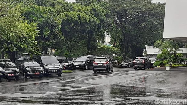 Mobil RI 38 Keluar Kompleks Istana Kepresidenan