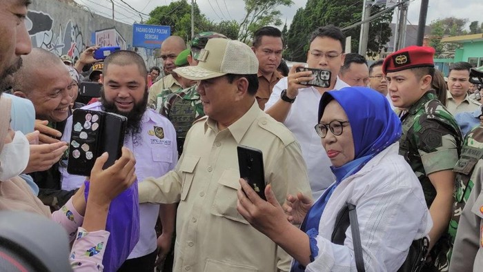 Momen Menhan Prabowo Subianto diteriaki presiden oleh warga saat berkunjung ke Koramil Lembang, Bandung, Jabar, Jumat (16/6/2023).