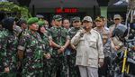 Momen Prabowo Disambut Warga saat Kunker di Lembang
