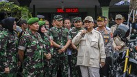 Menteri Pertahanan Prabowo Subianto memberikan sambutan saat kunjungan kerja di Koramil 0912/Lembang, Kabupaten Bandung Barat, Jawa Barat. 
