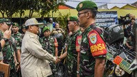Menteri Pertahanan Prabowo Subianto menyalami Babinsa saat melakukan kunjungan kerja di Koramil 0912/Lembang, Kabupaten Bandung Barat.