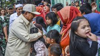 Tak hanya disambut prajuit koramil setempat, ternyata warga turut memadati lokasi dan menyambut Prabowo.
