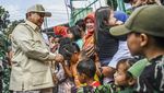 Momen Prabowo Disambut Warga saat Kunker di Lembang