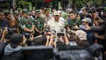 Momen Prabowo Disambut Warga saat Kunker di Lembang