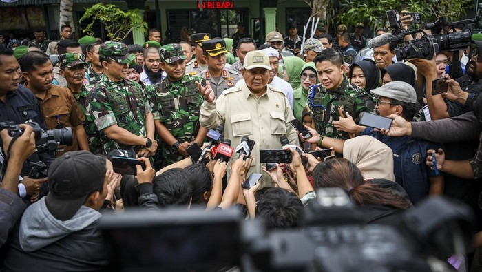 Menteri Pertahanan Prabowo Subianto menyalami warga saat melakukan kunjungan kerja di Koramil 0912/Lembang, Kabupaten Bandung Barat, Jawa Barat, Jumat (16/6/2023). Dalam kunjungan kerja tersebut, Prabowo menyerahkan 25 sepeda motor untuk Bintara Pembina Desa (Babinsa) Kodim 0912/Lembang guna mendukung tugas operasional.