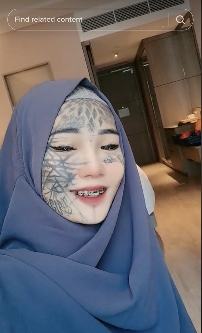Dalam bio yang ditulisnya di TikTok, Mondy mengatakan menerima kerjasama atau endorse untuk modelling. Dia juga memiliki akun Instagram dengan nama Mondy_Tatto28. Followers akun IG Mondy saat ini lebih dari 66 ribu. Foto: Dok. TikTok Mondy Tatto, Instagram @ mondyy_tatto28