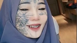 8 Foto Cewek Punk Viral Diajak Hijrah Ustaz, Dikira Anak Jalanan Ternyata...
