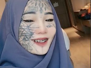 8 Foto Cewek Punk Viral Diajak Hijrah Ustaz, Dikira Anak Jalanan Ternyata...