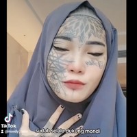 Video unggahan Ustaz Ebit Lew itu hingga kini sudah mendapat lebih dari 1,5 juta likes dan hampir 21 ribu komentar di Instagram. Awalnya netizen salut melihat aksi Ebit Lew dan sikap Mondy yang mau hijrah. Namun kini komentar di unggahan tersebut ramai mengungkap bahwa sosok Mondy bukanlah sekadar cewek punk yang berada di jalanan. Foto: Dok. TikTok Mondy Tatto, Instagram @ mondyy_tatto28