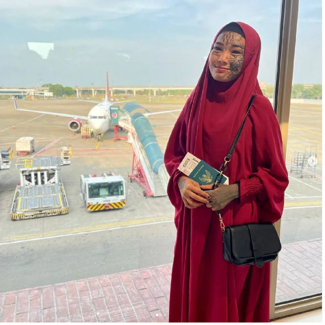 Seperti dikutip Hype.my, netizen ramai-ramai mengungkap sosok Mondy sebenarnya. Wanita yang disebut ustaz Ebit Lew sebagai anak jalanan itu ternyata adalah influencer TikTok. Pengikut Mondy di TikTok sudah lebih dari 1 juta. “Ini semua content jaa..Mondy tu modeling...Adehhhh..follower 1M kt tiktok,” tulis netizen Malaysia. Foto: Dok. TikTok Mondy Tatto, Instagram @ mondyy_tatto28