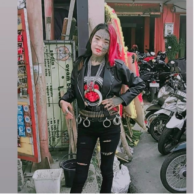 Ustaz Ebit Lew mengungkapkan dalam unggahannya wanita bernama Mondy itu baru saja keluar dari rumah kontrakan yang selama ini ditempati karena tak mampu membayar sewa. Mondy tidur di jalanan karena tak punya uang lagi. Foto: Dok. TikTok Mondy Tatto, Instagram @ mondyy_tatto28