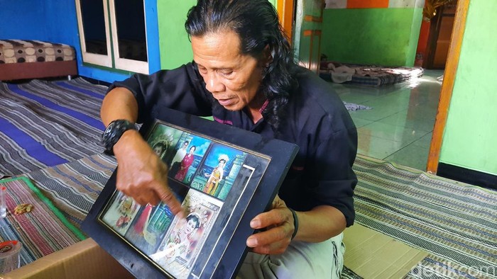 Orang tua Budiati, Gunadi (61), saat menunjukkan foto anaknya ketika masih hidup di rumahnya Desa Karangrejo Kecamatan Juwana, Pati, Jumat (16/6/2023).