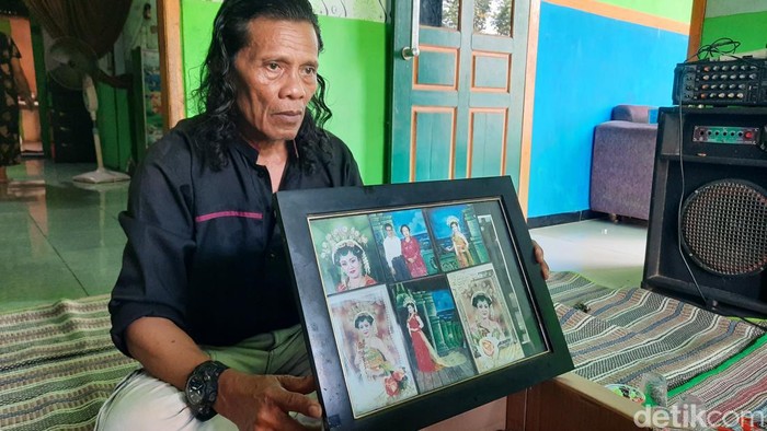 Orang tua Budiati, Gunadi (61), saat menunjukkan foto anaknya ketika masih hidup di rumahnya Desa Karangrejo Kecamatan Juwana, Pati, Jumat (16/6/2023).